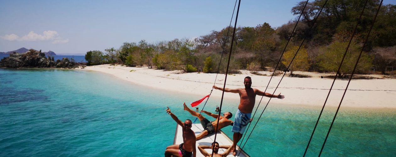 Dormir al raso en un barco en el Mar de Flores (Indonesia): ¿Te apuntas a nuestro próximo viaje?